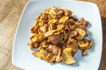 Salteado de pavo y boletus de preparación casera. Salteado de carne de pavo, boletus, cebolla y almendras cocinados en aceite de oliva.