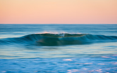 Fototapeta premium Clean and smooth wave in motion at the beach.