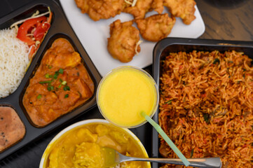 Pyszny obiad z restauracji orientalnej, kurczak curry w sosie z mango i smaczne dodatki 