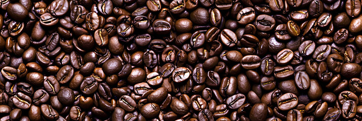 Fototapeta premium Coffee beans lie in an even layer