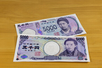 新・旧 五千円札（2024年7月4日撮影）