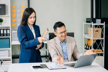 Obraz premium Furious two Asian businesspeople arguing strongly after making a mistake at work in office..