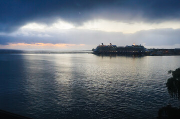 Obraz premium cargo ship at sunrise 
