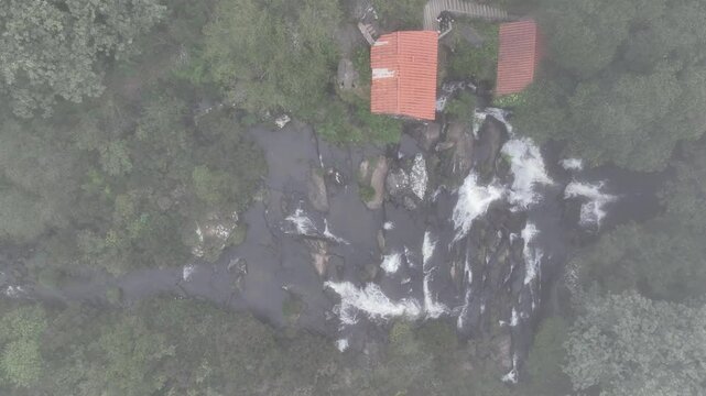 Fervenza de Castriz con el rio Mira en Santa Comba Coru&ntilde;a