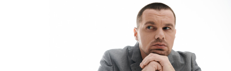 Obraz premium A man in a suit looking something off-camera.