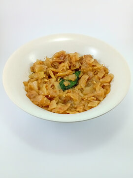 Kwe Tiau: Traditional Stir-Fried Rice Noodles, a Flavorful Dish of Southeast Asian Cuisine, Beautifully Presented on a Clean White Background, Perfect for Exploring Authentic Flavors