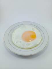 Sunny Side Up Egg on White Plate and Background: Classic Breakfast Dish with Clean Presentation, Perfectly Highlighting the Simplicity and Freshness of the Dish, Ideal for Starting Your Day