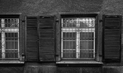 Okna i okiennice w czerni i bieli © Patryk