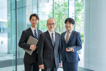 Fototapeta premium 様々な世代の男性ビジネスマン