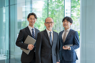 Fototapeta premium 様々な世代の男性ビジネスマン