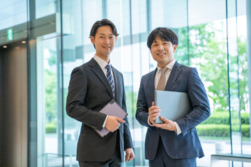 打合せをする男性ビジネスマン