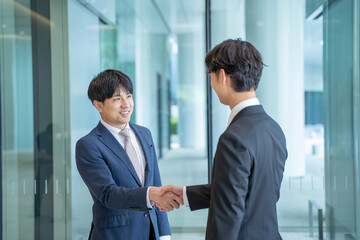 握手をするビジネスマン