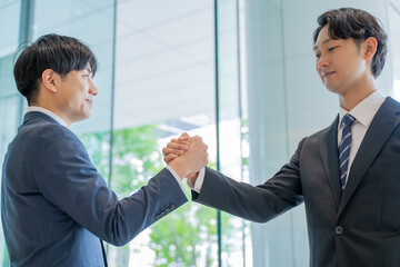 握手をするビジネスマン