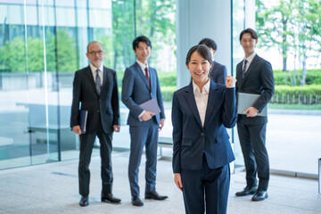 Fototapeta premium ガッツポーズをする様々な世代の男女のビジネスマン