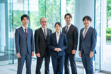 様々な世代の男女のビジネスマン