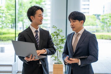 打合せをする男性ビジネスマン