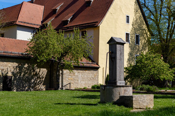 Fototapeta na wymiar ein kleiner Brunnen im Klostergarten von Rothenburg ob der Tauber