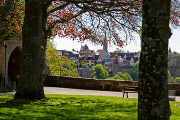 Panoramablick über die bunte und historische mittelalterliche Stadt Rothenburg ob der Tauber. Mit den bunten Fachwerkfassaden und den vielen berühmten Türmen und der Stadtmauer