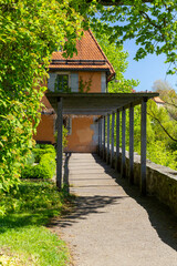 der bunt blühende, historische Burggarten von Rothenburg ob der Tauber an einem sonnigen Sommertag
