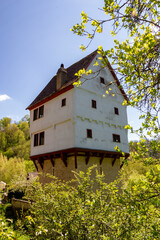 Fototapeta premium der berühmte Wohnturm Topplerschlösschen im Taubertal bei Rothenburg ob der Tauber