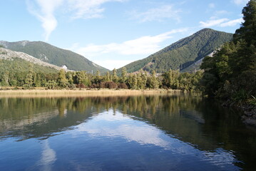 lake and mountains new zealand