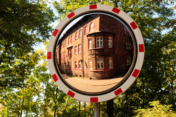 Odbicie w lustrze drogowym zabytkowej kamienicy © Ciupek