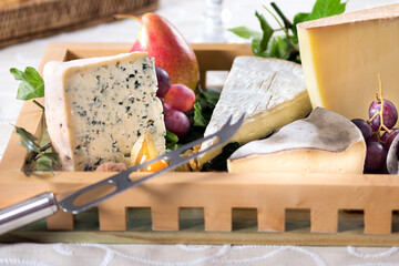 Délicieux plateau de fromage français chez un fromager