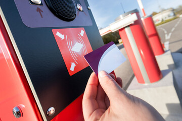 Main avec système de carte magnétique pour le contrôle d'accès d'un portail