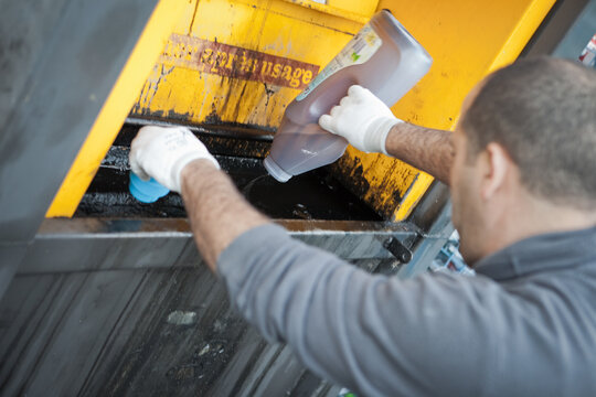 D&eacute;ch&egrave;terie et recyclage des liquides polluants comme l'huile