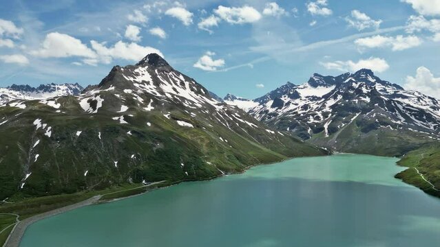 Bielerh&ouml;he, &Ouml;sterreich: Luftaufnahme am Silvretta-Stausee mit dem Berg Hohes Rad (2934 m) im Zentrum