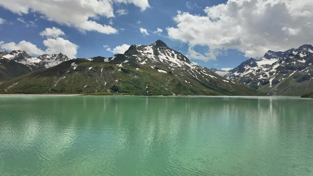 Bielerh&ouml;he, &Ouml;sterreich: Zeitraffer am See der Passh&ouml;he der Silvretta Hochalpenstra&szlig;e