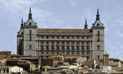 Obraz premium At the top of Toledo (Spain), stands the imposing Alcázar, a fortress with a thousand-year history that dominates the Spanish city.