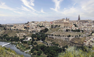 Fototapeta premium Panoramic view of the beautiful city of Toledo in Spain, where you can see its historic and important monuments