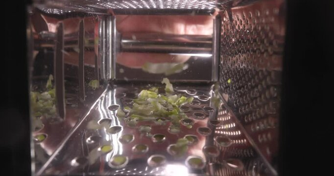 Grate the apple on a coarse grater. 