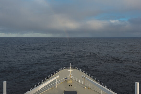 Fototapeta Breathtaking panoramic ocean views from outdoor deck of legendary ocean liner cruiseship cruise ship Queen Mary 2 during transatlantic crossing during day at sea