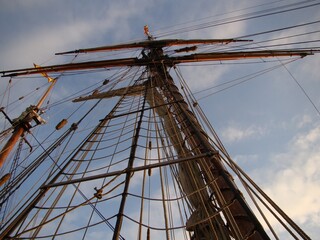Obraz premium rigging of a sailing ship mast boat