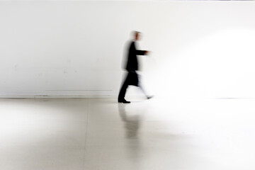 silouhette flou sur fond blanc pour illustration voyage, business, humains