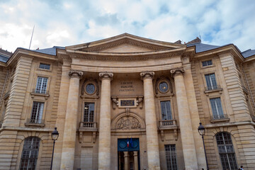 un bâtiment universitaire place du panthéon dans le centre de la ville de Paris en France