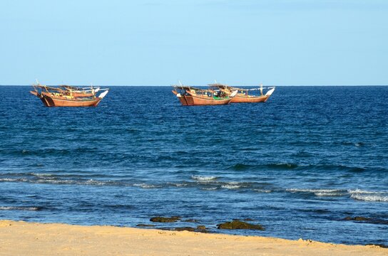 Barcas tradicionales frente a la costa de Ra's ar Ru'ays, Mar Ar&aacute;bigo, Sultanato de Om&aacute;n