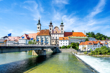 Fototapeta premium Sankt Michael Kirche und Enns Fluss, Steyr, Österreich 