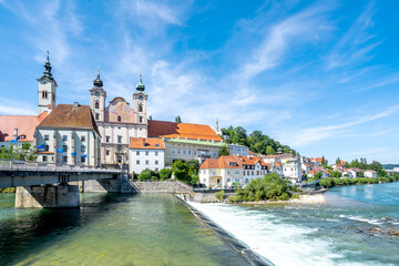 Obraz premium Sankt Michael Kirche und Enns Fluss, Steyr, Österreich 