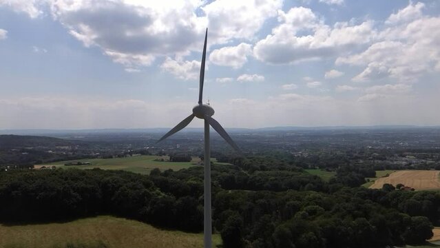 Windrad auf Narbenh&ouml;he mit Landschaft im Hintergrund