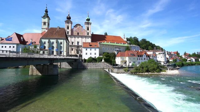 Sankt Michael Kirche und Enns Fluss, Steyr, &Ouml;sterreich 