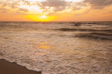 Obraz premium Sunset or sunrise at sea. Summer sea background.