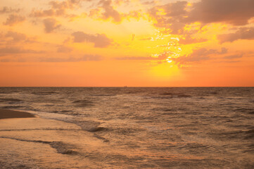Obraz premium Sunset or sunrise at sea. Summer sea background.