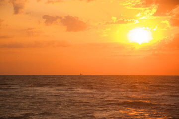 Obraz premium Sunset or sunrise at sea. Summer sea background.