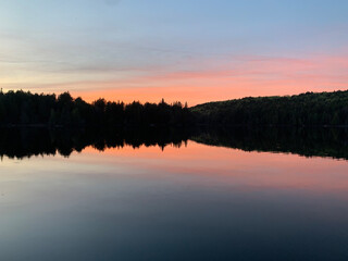 Obraz premium Breathtaking view of a sunset on the lake in Algonquin Park, Ontario, Canada