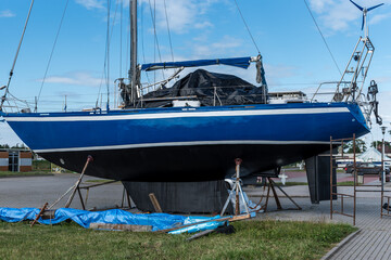 jacht stojący na nabrzeżu w porcie