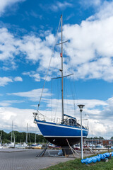 jacht stojący na nabrzeżu w porcie