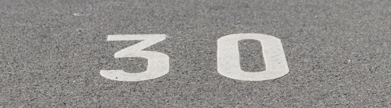 Fahrbahnmarkierung kennzeichnet Tempolimit von 30 km/h